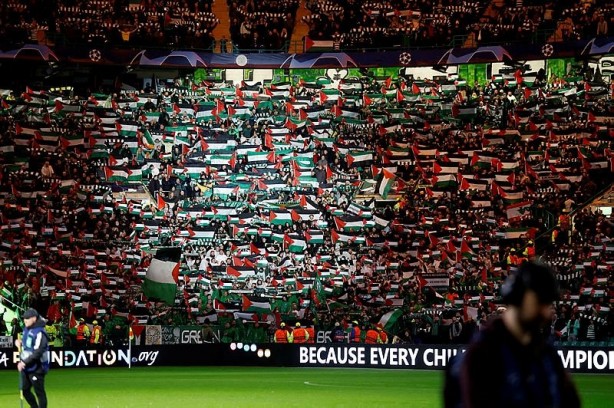 Foto - Celtic kulübüne taraftarından tokat gibi cevap! Tribünler Filistin bayraklarıyla doldu...