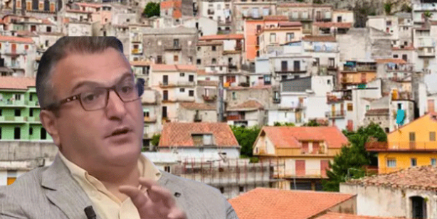 Cem Küçük yayında duyurdu: Evler 35 liradan satışa çıktı! Belediye başkanları 'Kimse almıyor' diye tepkili