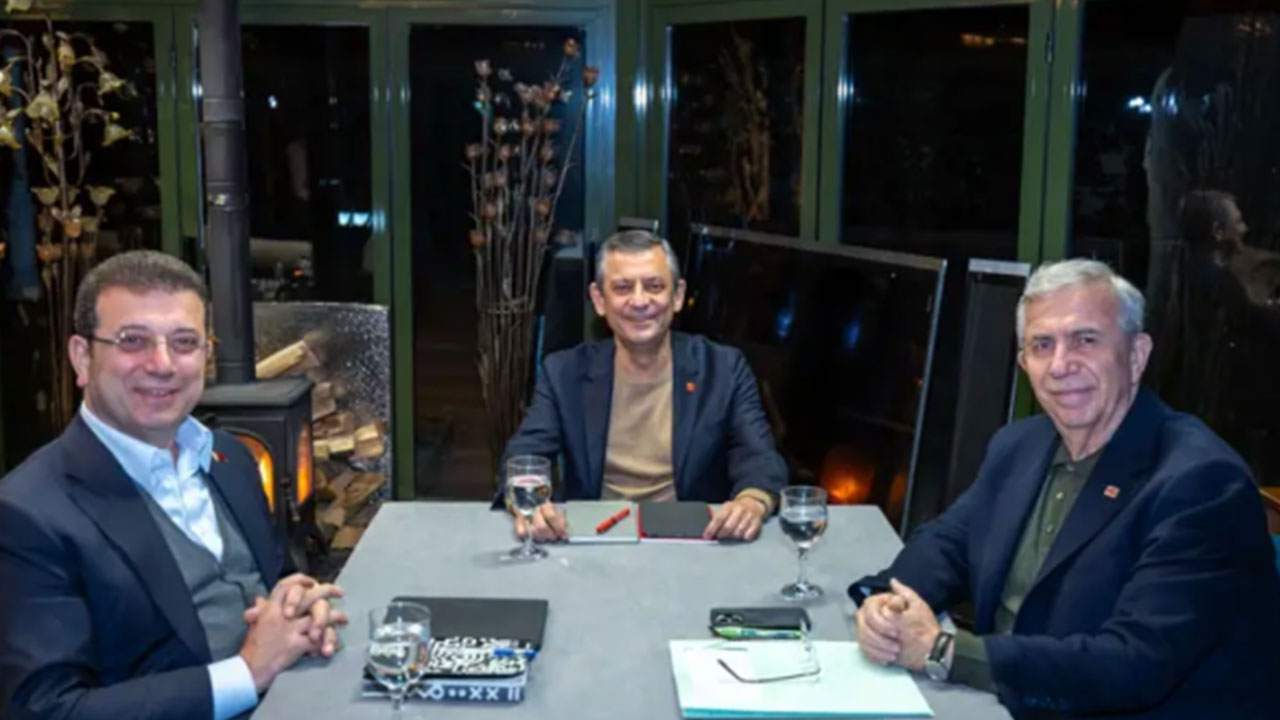 Foto - Cem Küçük yerden yere vurdu: Birinci gündem bu olmuyorsa kendilerini eleştirmeliler