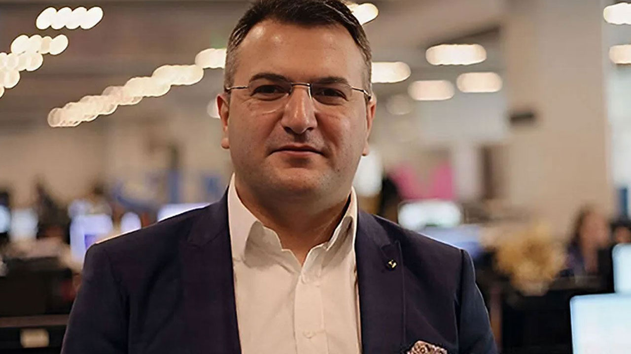 Foto - Cem Küçük yolda olan büyük operayonu duyurdu: İşte şimdi ortalık karışacak