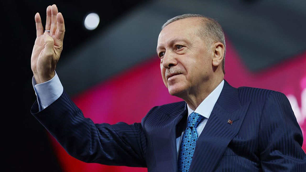 Foto - Cem Küçük'ten AK Parti'ye katılacak isimle ilgili sitem: Türkiye’de büyük lokma ye, büyük laf etme