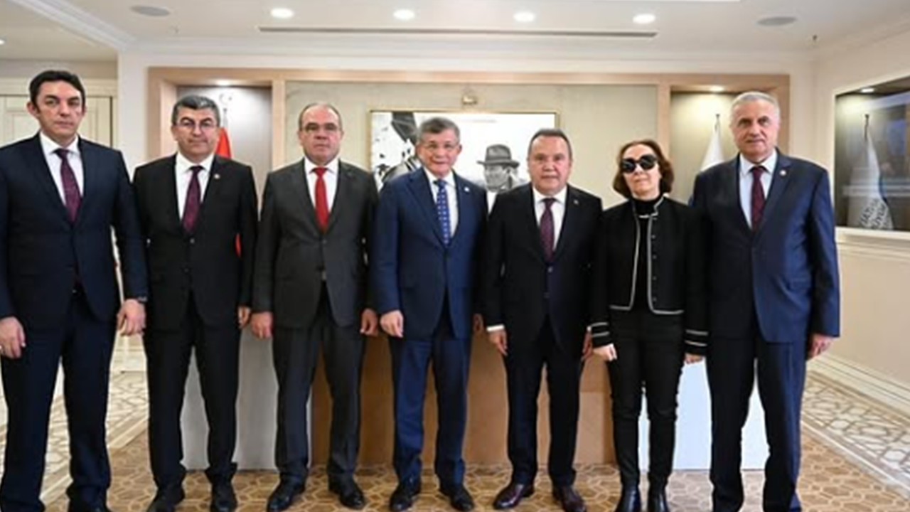 Foto - Cem Küçük'ten AK Parti'ye katılacak isimle ilgili sitem: Türkiye’de büyük lokma ye, büyük laf etme