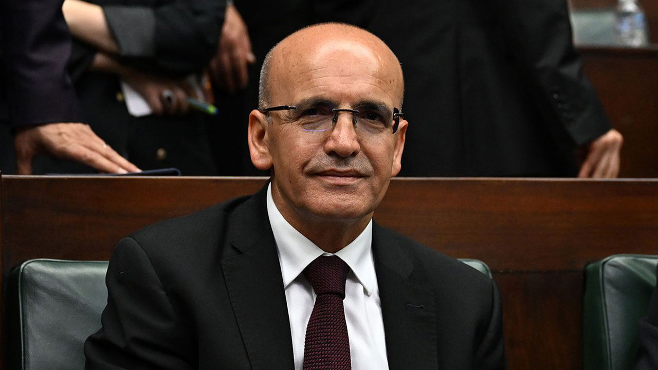 Foto - Cem Küçük'ten dikkat çeken çıkış: Mehmet Şimşek’in menzile yetişmesine az kaldı