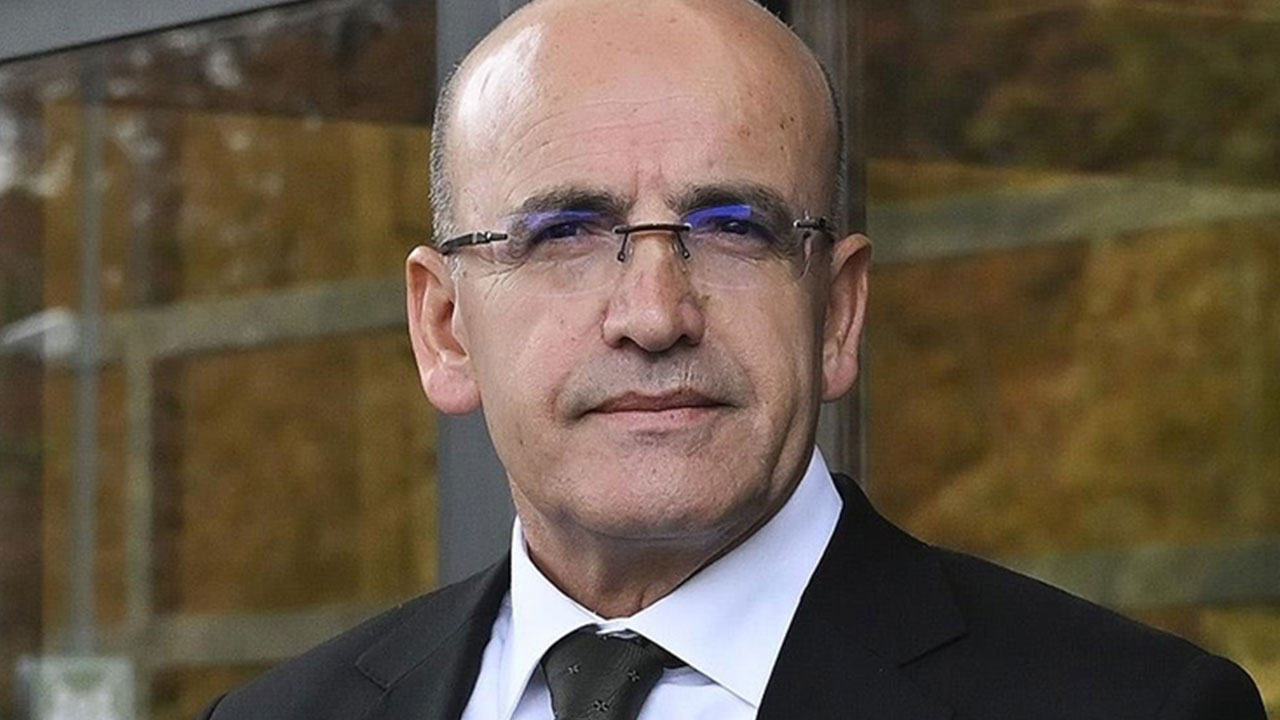 Foto - Cem Küçük'ten dikkat çeken çıkış: Mehmet Şimşek’in menzile yetişmesine az kaldı