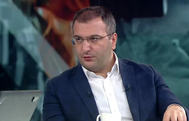 Foto - Cem Küçük’ten flaş çıkış! O gazeteci ile birbirlerine girdiler! Ortalık fena karıştı...