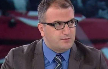 Foto - Cem Küçük’ten flaş çıkış! O gazeteci ile birbirlerine girdiler! Ortalık fena karıştı...