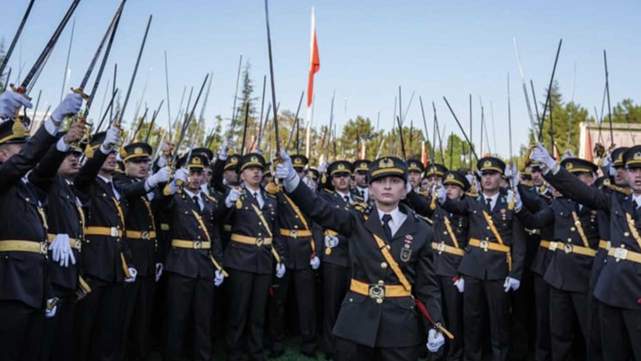 Foto - Cem Küçük fena patladı: Bedel ödeyip istifa etmeliler