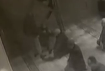 Foto - Cemaatin gözleri önünde arkadaşını böyle bıçaklayarak öldürdü! Caminin içinde yaşanan cinayetin şok görüntüleri çıktı! Resmen kanınız donacak