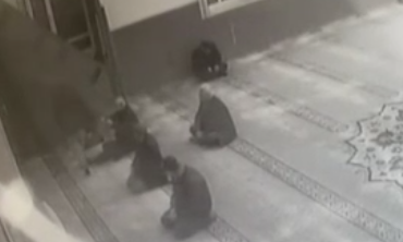 Foto - Cemaatin gözleri önünde arkadaşını böyle bıçaklayarak öldürdü! Caminin içinde yaşanan cinayetin şok görüntüleri çıktı! Resmen kanınız donacak