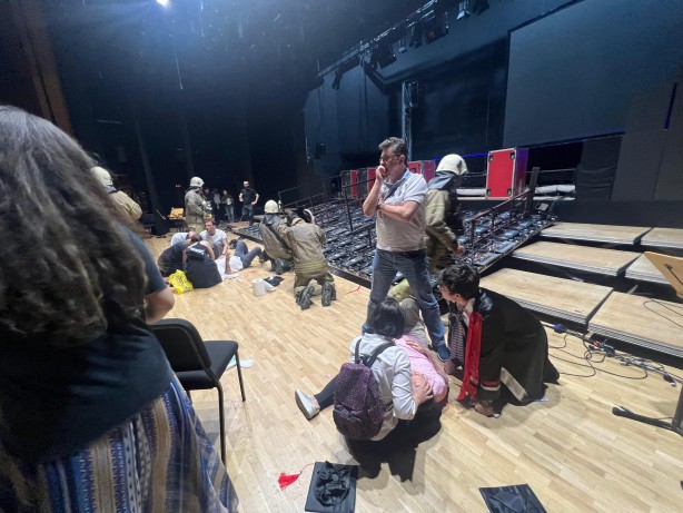 Foto - Cemal Reşit Rey'de mezuniyet töreninde facia: Dev pano devrildi, 6 kişi yaralandı