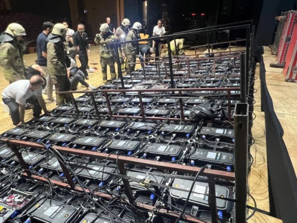 Cemal Reşit Rey'de mezuniyet töreninde facia: Dev pano devrildi, 6 kişi yaralandı