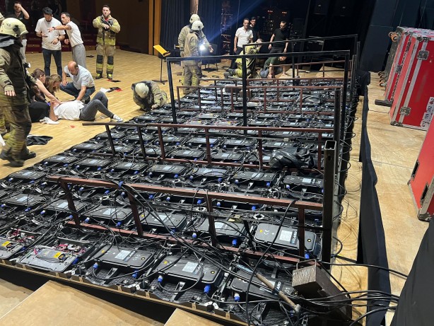 Foto - Cemal Reşit Rey'de mezuniyet töreninde facia: Dev pano devrildi, 6 kişi yaralandı