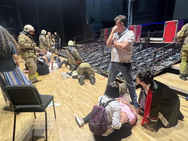 Foto - Cemal Reşit Rey'de mezuniyet töreninde facia: Dev pano devrildi, 6 kişi yaralandı