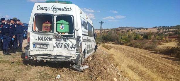 Cenaze aracını cenaze ile birlikte çaldı! Duyanlar hayret etti, görenler gözlerine inanamadı! Bakın zoru neymiş