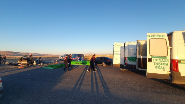 Cenaze yolunda feci kaza