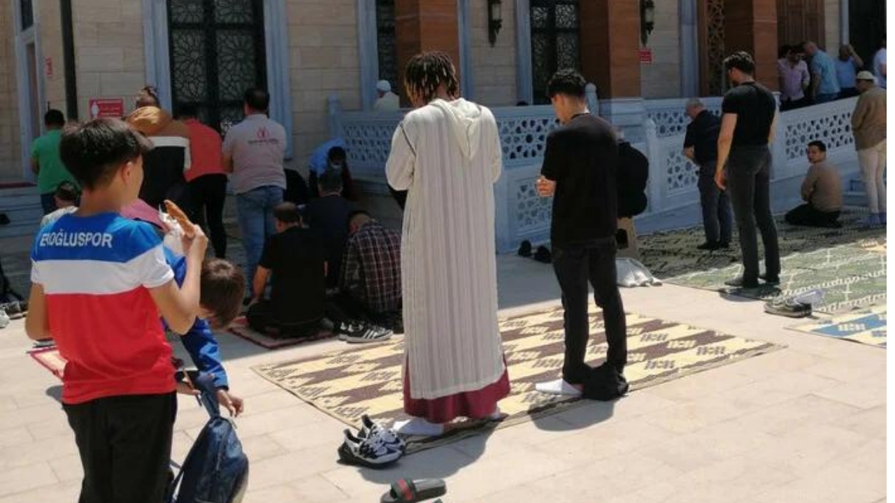 Foto - "Cenazemde Kur’an okunsun yeter" demişti! Eski Galatasaraylı futbolcudan "Senin Allah’ına kurban" dedirten hareket! Ha bu da bizdeki soysuzlara kapak olsun