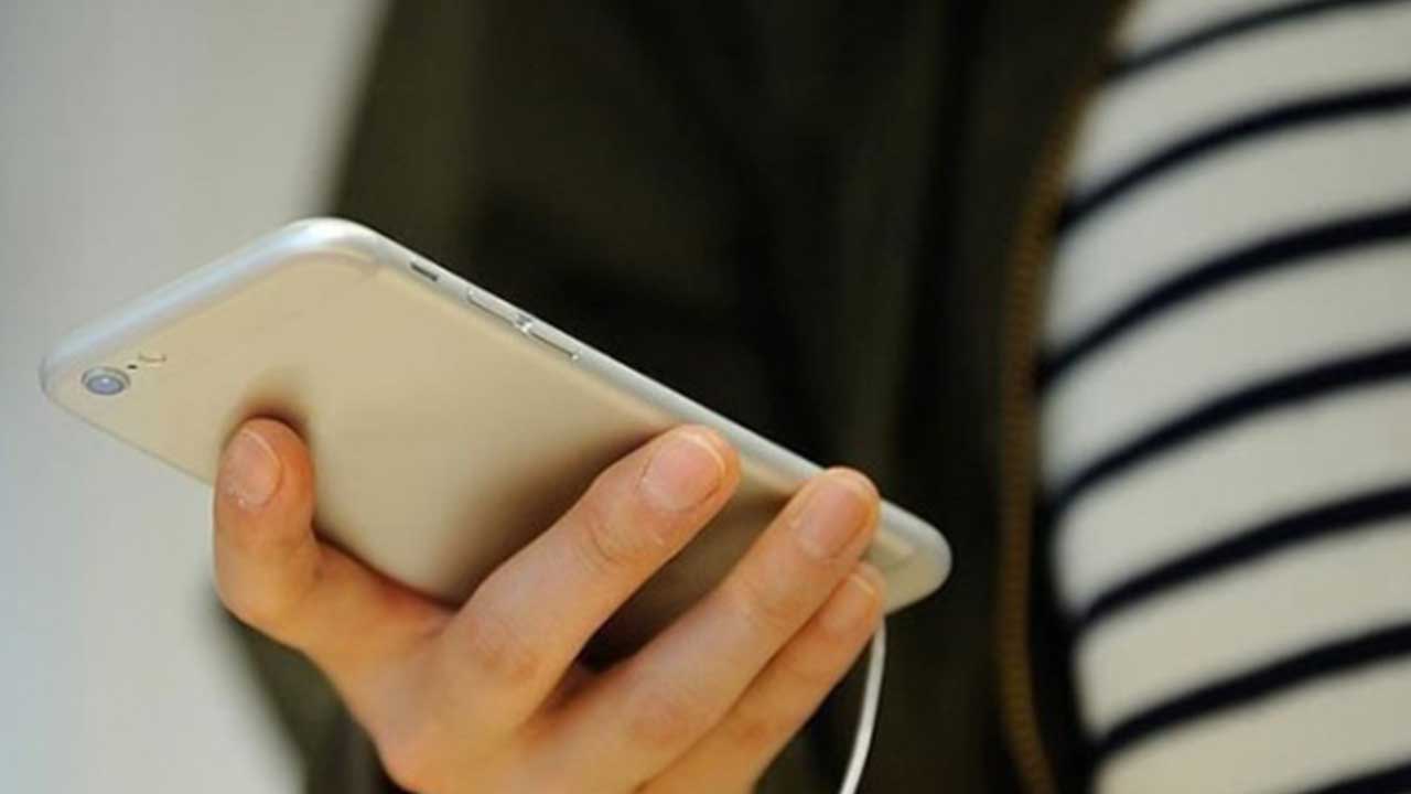 Cep telefonunu tek elle kullananlar yandı