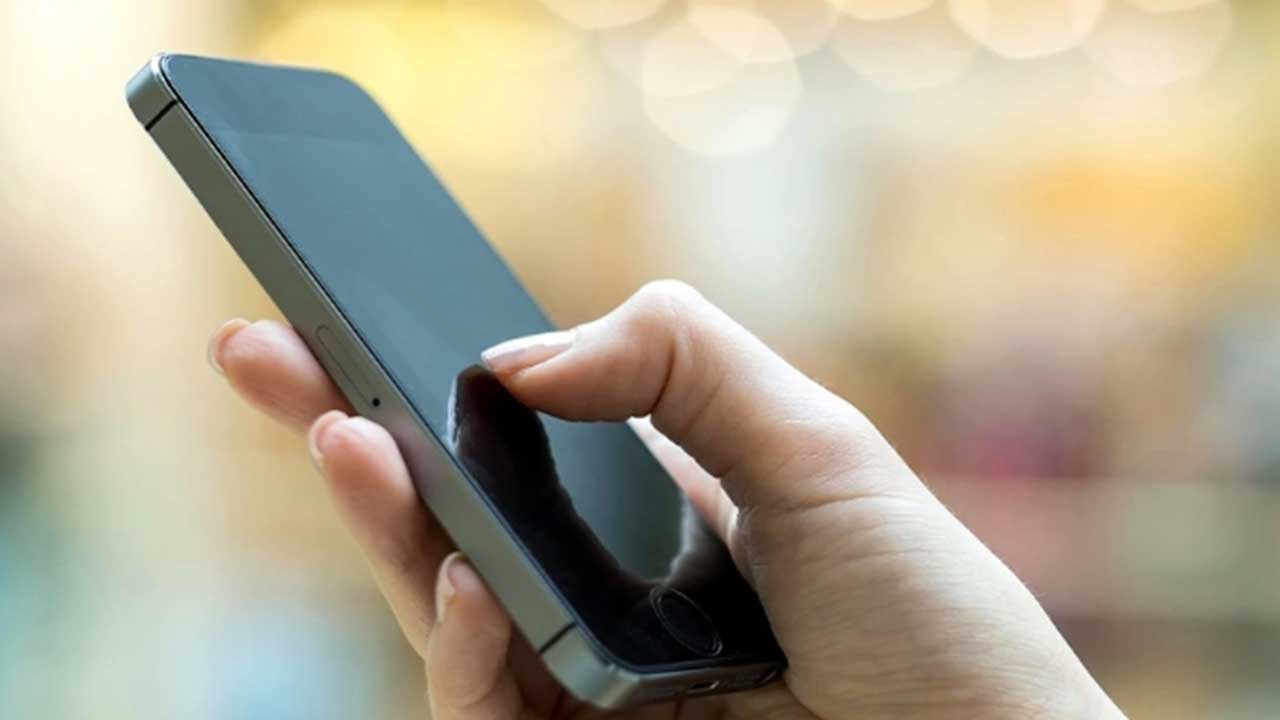 Foto - Cep telefonunu tek elle kullananlar yandı