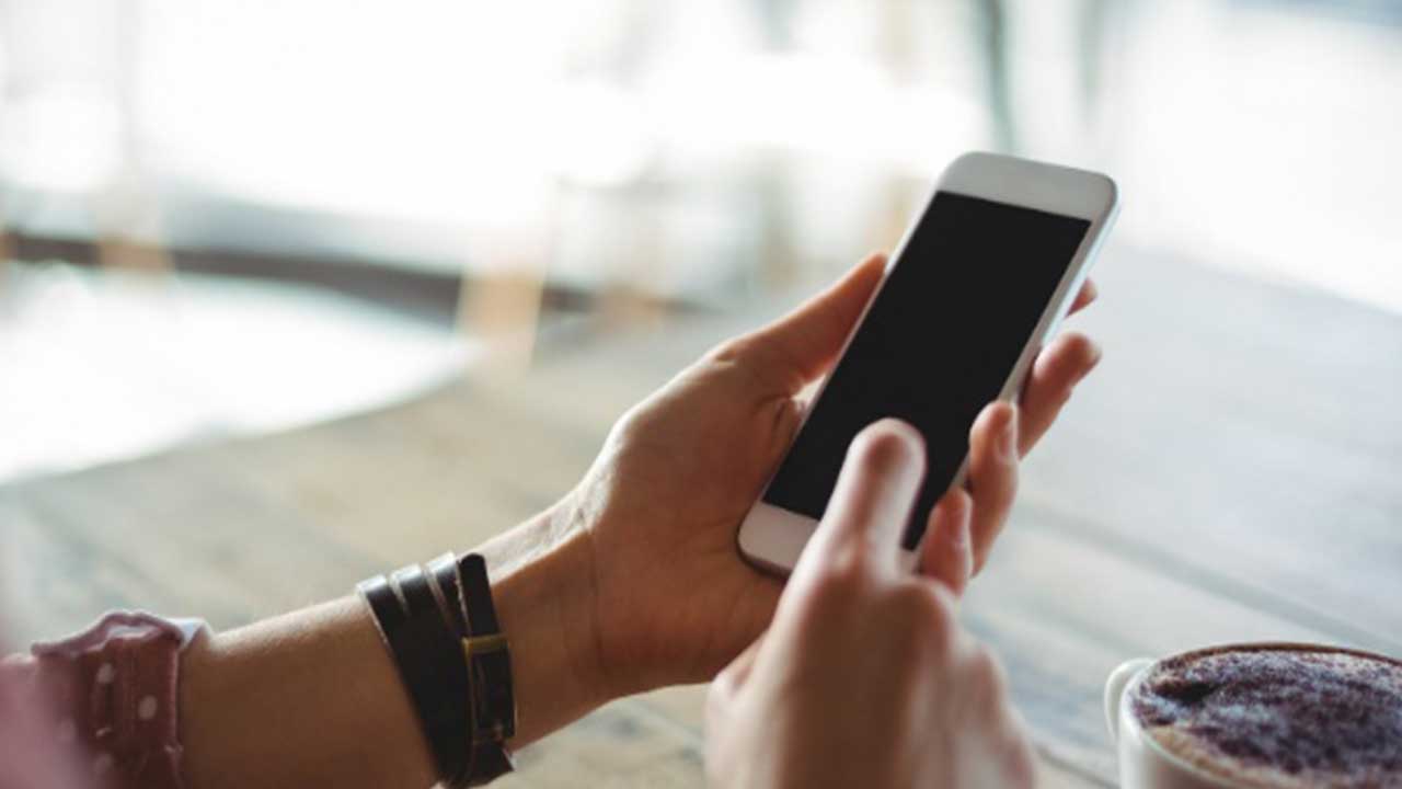 Foto - Cep telefonunu tek elle kullananlar yandı