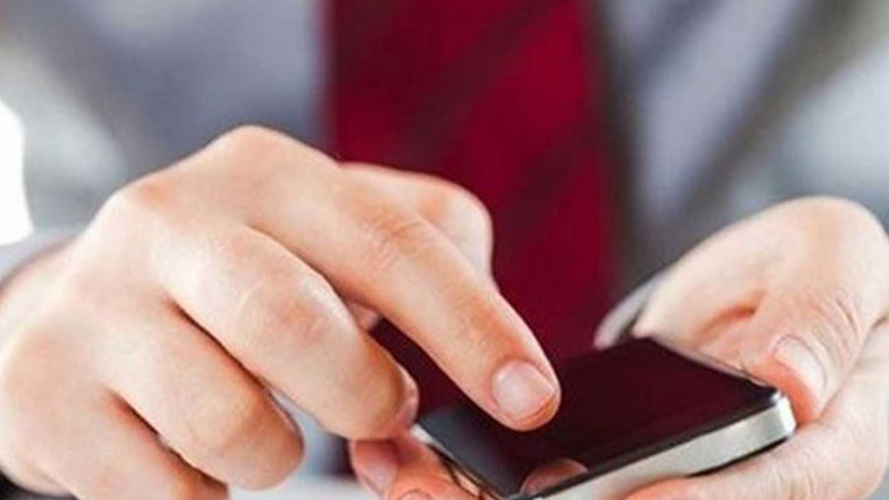 Foto - Cep telefonunu tek elle kullananlar yandı