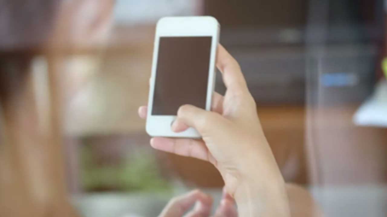 Foto - Cep telefonunu tek elle kullananlar yandı