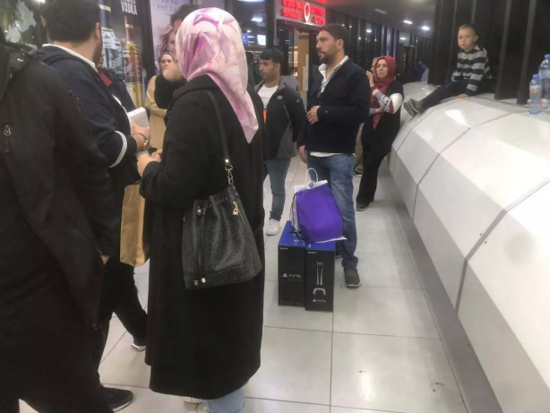 Foto - Cep telefonunun ardından şimdi de onun için kuyruktalar! Allah akıl fikir versin