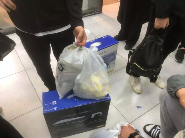 Foto - Cep telefonunun ardından şimdi de onun için kuyruktalar! Allah akıl fikir versin