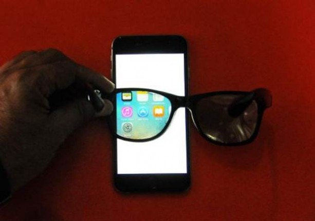 Foto - Cep telefonunun ekranını görünmez yaptı!