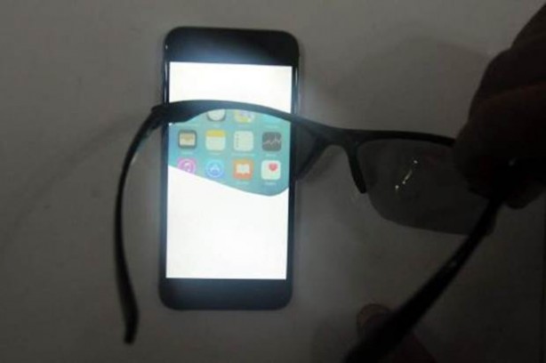 Foto - Cep telefonunun ekranını görünmez yaptı!