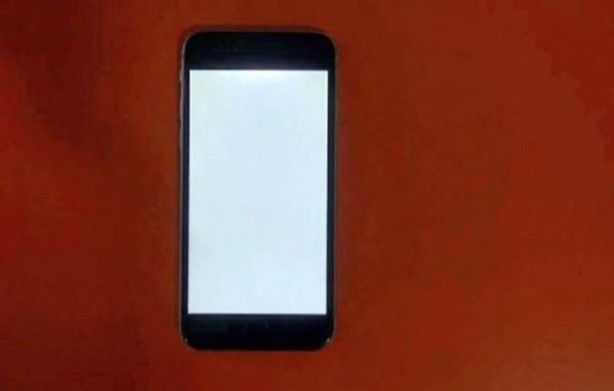 Foto - Cep telefonunun ekranını görünmez yaptı!