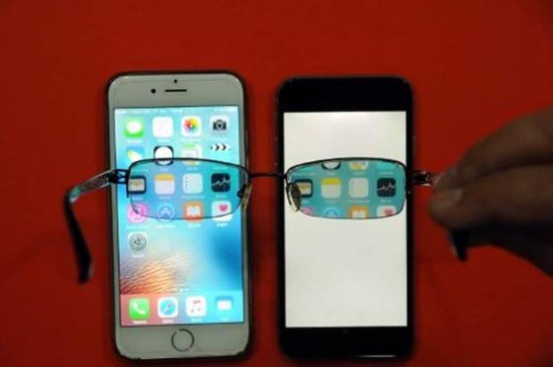 Cep telefonunun ekranını görünmez yaptı!