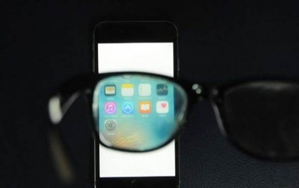 Foto - Cep telefonunun ekranını görünmez yaptı!