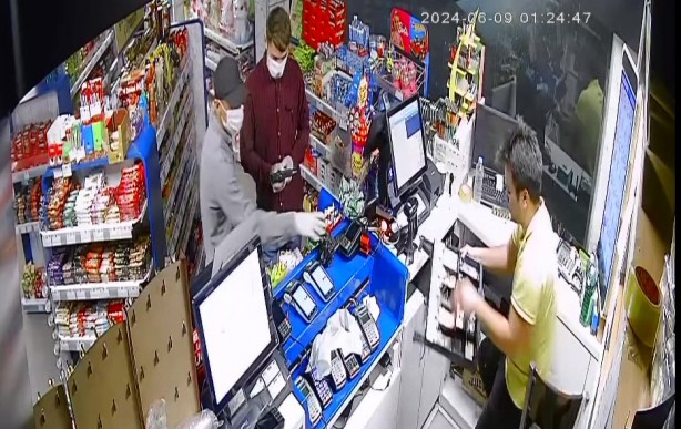 Foto - Cerrahi maskeli ve silahlı akaryakıt istasyonu soygunu