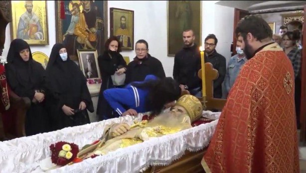 Foto - Cesedi öpülen Başpiskoposun cenazesinden görüntüler pes dedirtti