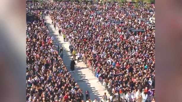 Foto - Cesedi öpülen Başpiskoposun cenazesinden görüntüler pes dedirtti