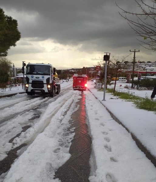 Foto - Çeşme, nisan ayında beyaza büründü