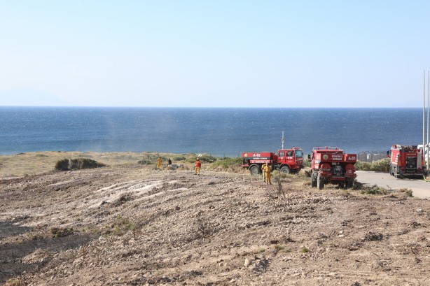 Foto - Çeşme'deki yangın kontrol altına alındı
