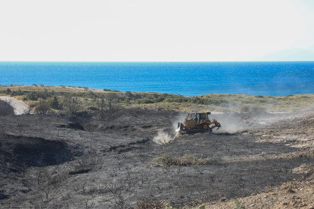 Foto - Çeşme'deki yangın kontrol altına alındı
