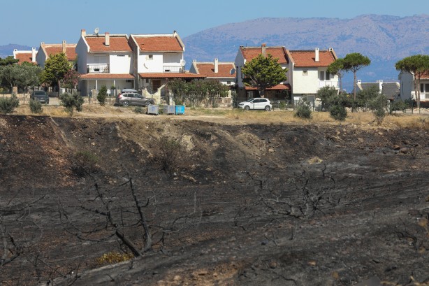 Foto - Çeşme'deki yangın kontrol altına alındı