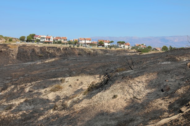 Foto - Çeşme'deki yangın kontrol altına alındı