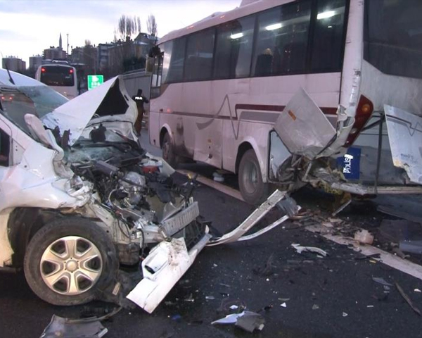 Çevik Kuvvet aracına çarptı! Feci kaza