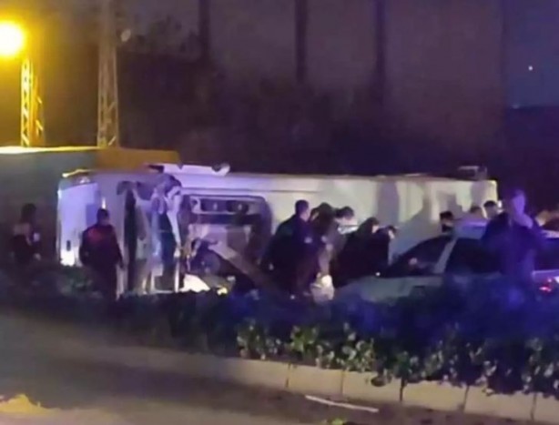 Foto - Çevik Kuvvet midibüsü devrildi! Çok sayıda polis yaralandı