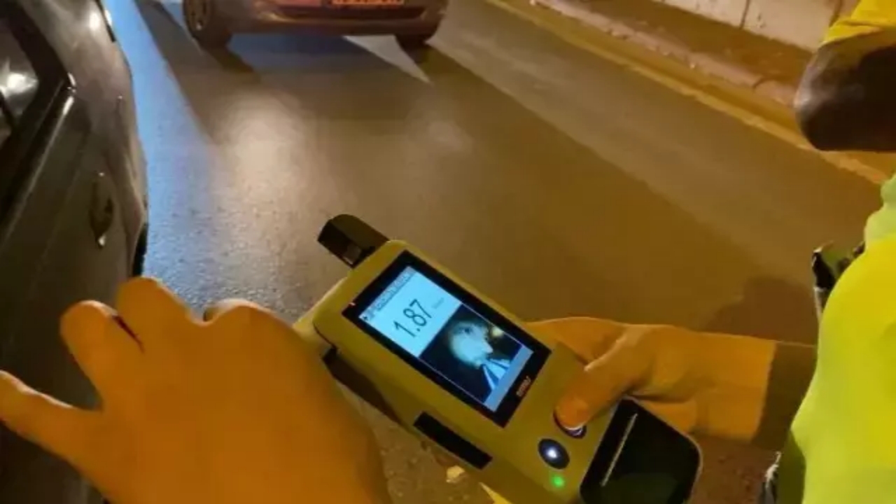 Foto - Çevirmede çok ama çok ilginç anlar! Tıklayın da alkolün insanı nasıl rezil kepaze ettiğini görün