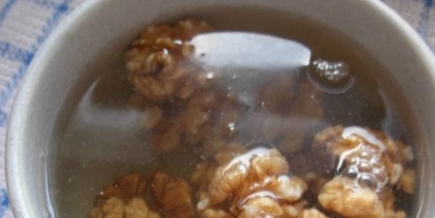 Foto - Ceviz suyu! Adeta kalkan olan o tarif: Bir gece suda bekletip için! Kaynamış, limonlu ceviz suyu yapılışı