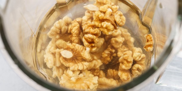 Ceviz suyu! Adeta kalkan olan o tarif: Bir gece suda bekletip için! Kaynamış, limonlu ceviz suyu yapılışı