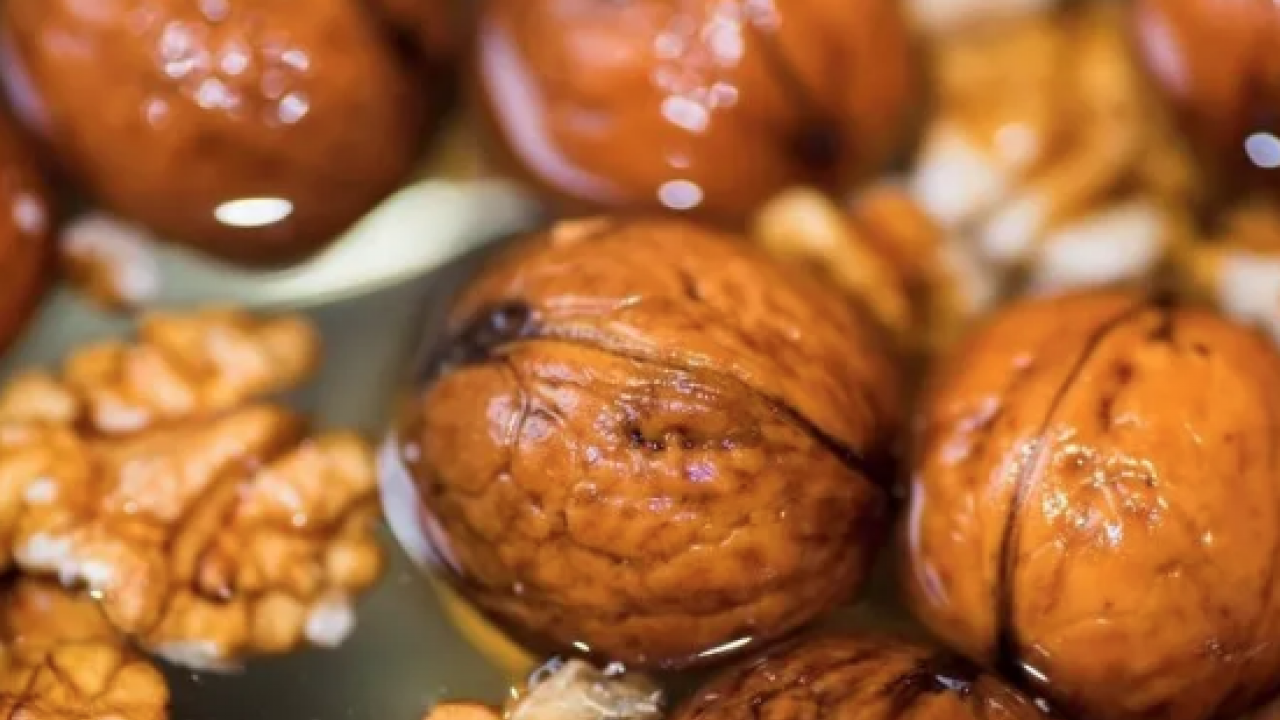 Cevizi 1 gece suda bekletip içerseniz binbir derde deva oluyor... Mutlaka denemelisiniz!