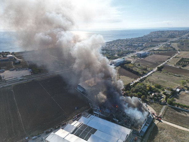Çevre ilçelerden itfaiye ekipleri sevk edildi! Silivri'de mobilya fabrikasında çıkan yangına müdahale ediliyor
