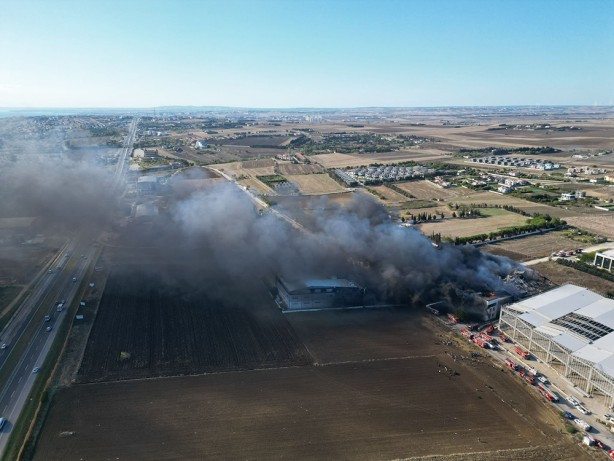 Foto - Çevre ilçelerden itfaiye ekipleri sevk edildi! Silivri'de mobilya fabrikasında çıkan yangına müdahale ediliyor