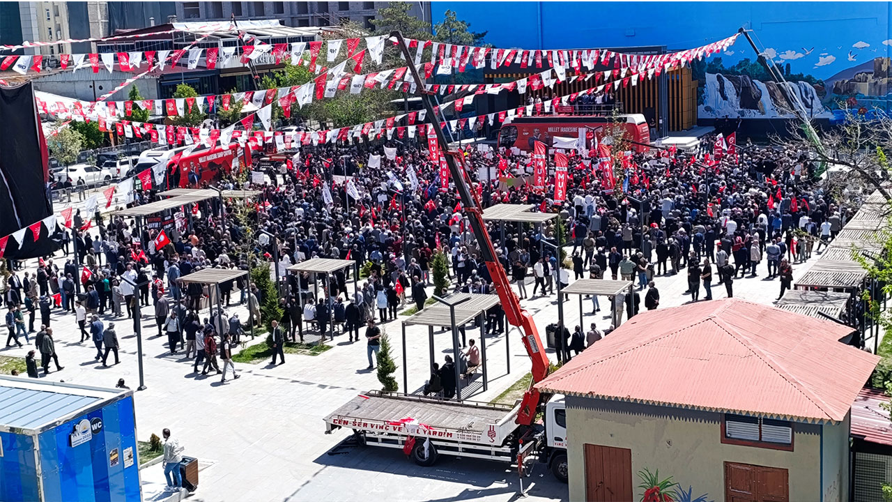 Çevre ilerden götürülenlere rağmen tablo bu! CHP’den neredeyse boş meydanda miting