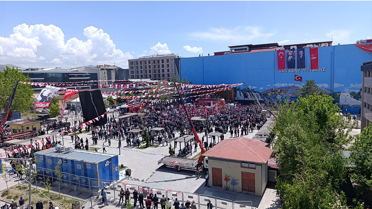 Foto - Çevre ilerden götürülenlere rağmen tablo bu! CHP’den neredeyse boş meydanda miting